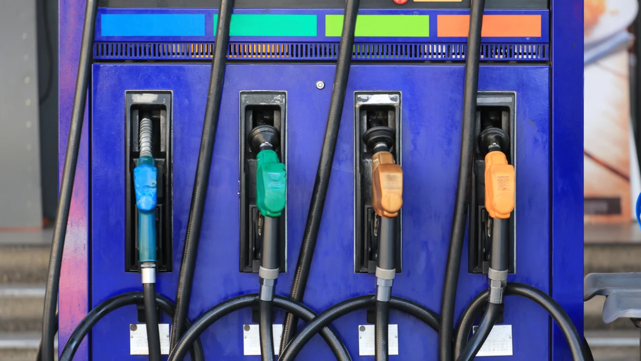 Bombas de combustível de um posto de gasolina, com bicos de cores diferentes