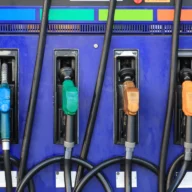 Bombas de combustível de um posto de gasolina, com bicos de cores diferentes