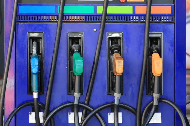 Bombas de combustível de um posto de gasolina, com bicos de cores diferentes