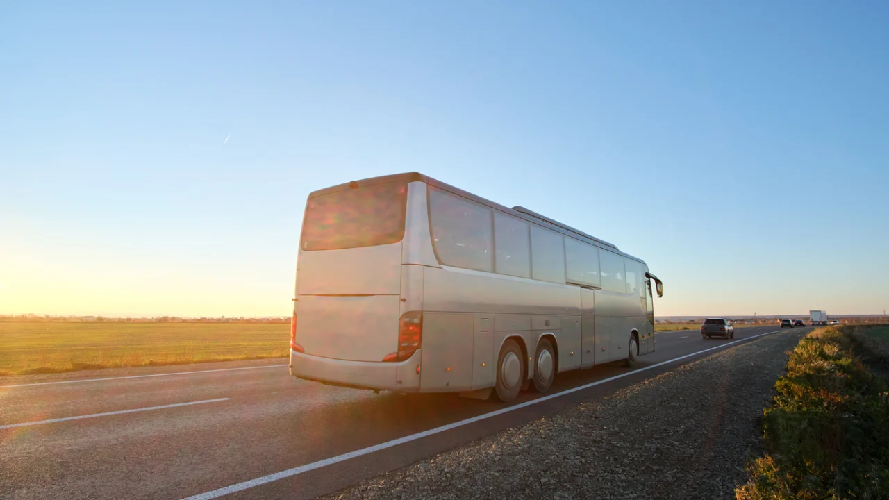 Ônibus rodoviário intermunicipal em rodovia do interior paulista ao amanhecer