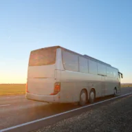 Ônibus rodoviário intermunicipal em rodovia do interior paulista ao amanhecer