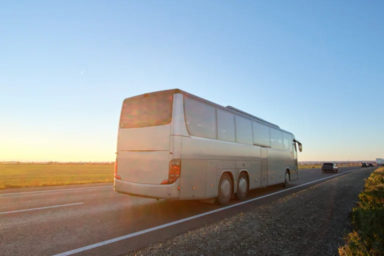 Ônibus rodoviário intermunicipal em rodovia do interior paulista ao amanhecer