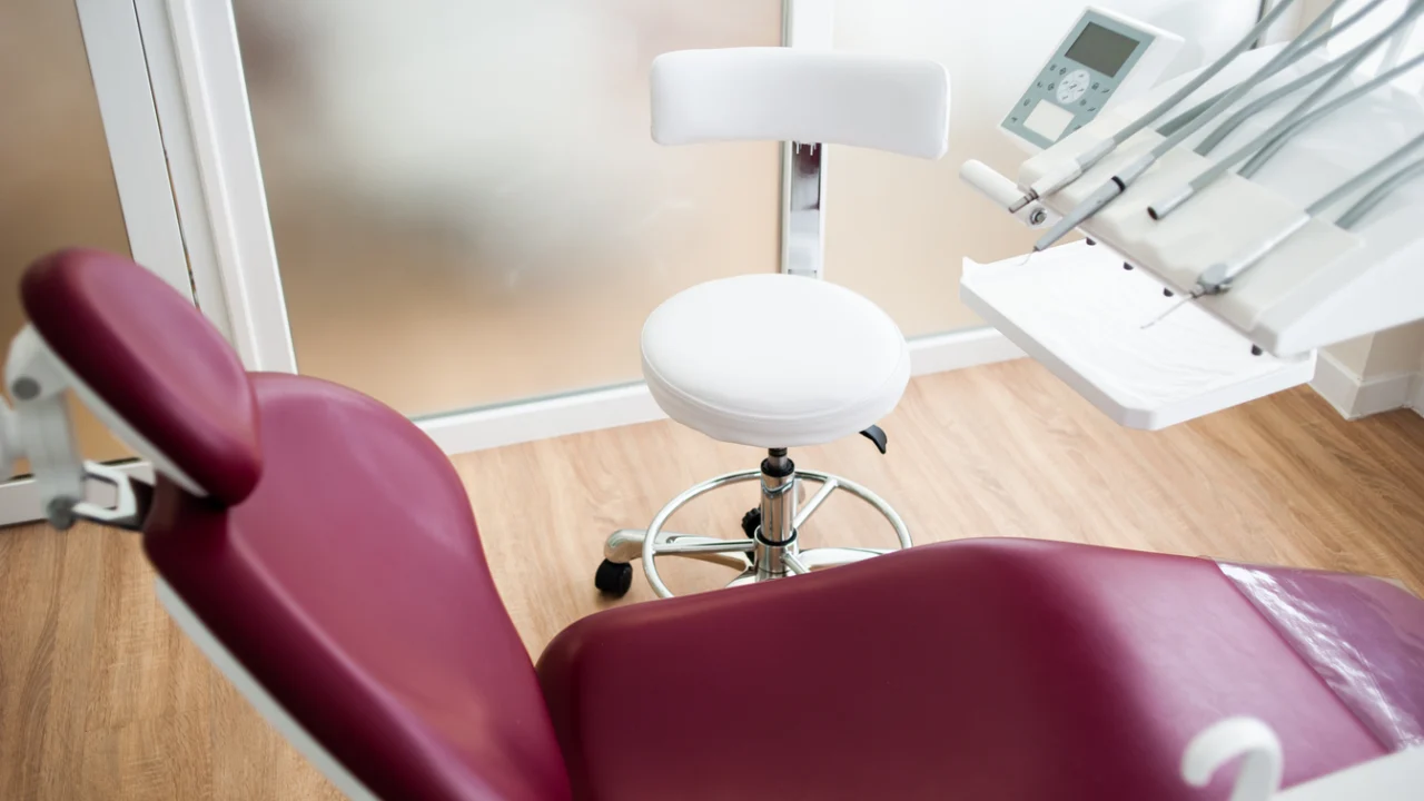 Consultório odontológico de unidade de saúde pública com cadeira de dentista e equipamentos organizados