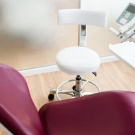 Consultório odontológico de unidade de saúde pública com cadeira de dentista e equipamentos organizados