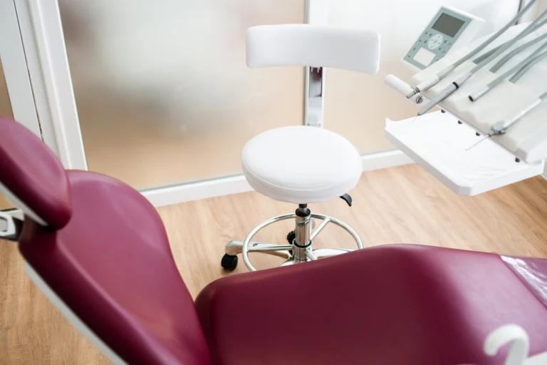 Consultório odontológico de unidade de saúde pública com cadeira de dentista e equipamentos organizados