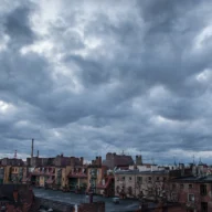 Nuvens carregadas de tempestade sobre a cidade ao entardecer