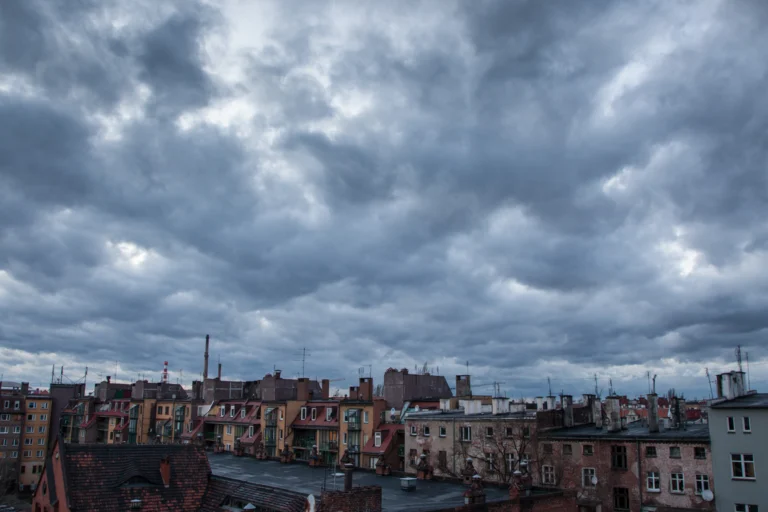 Nuvens carregadas de tempestade sobre a cidade ao entardecer