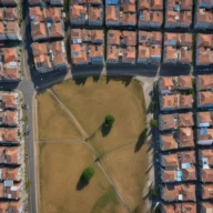 Vista aérea de avenidas e quarteirões residenciais de um bairro urbano de Guarulhos