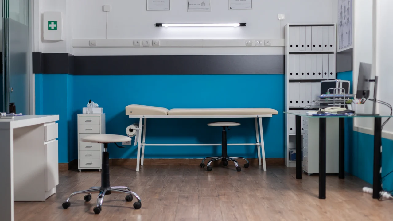 Sala de atendimento de enfermagem com maca e equipamentos em unidade pública de saúde