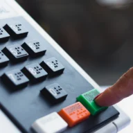 Teclado de urna eletrônica da Justiça Eleitoral, com a tecla confirma