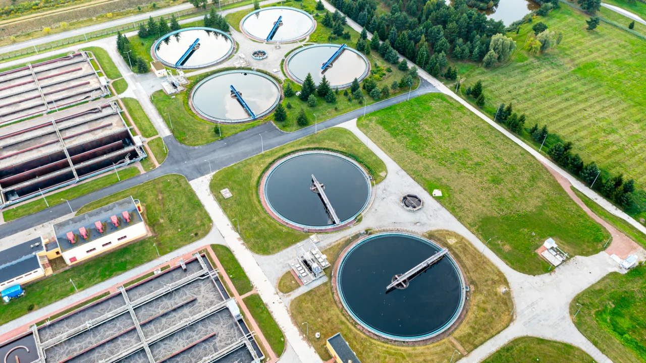 Vista aérea dos tanques e tubulações de uma estação de tratamento de água