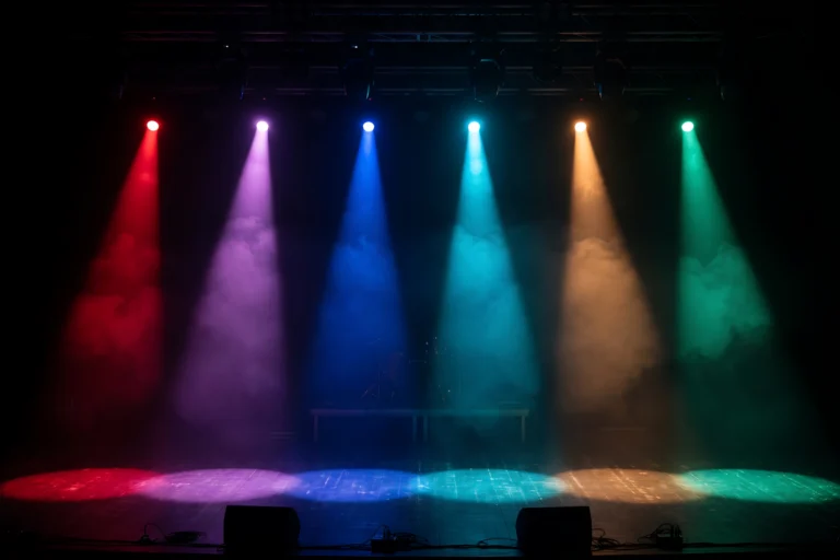 Refletores coloridos iluminando o palco de um auditório