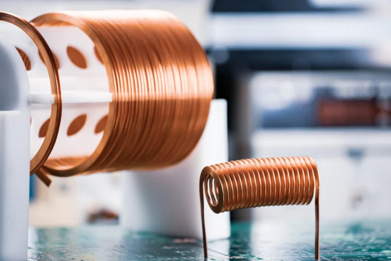 Bobinas de fio elétrico de cobre sobre superfície em ambiente industrial