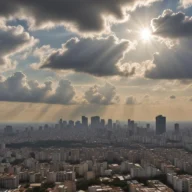 Vista urbana de Guarulhos pela manhã, com muitas nuvens e aberturas de sol