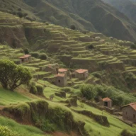 Vila histórica de casas antigas em encosta de serra verde, com neblina ao fundo