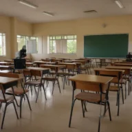 Sala de aula vazia de escola pública com carteiras enfileiradas, usada como local de votação