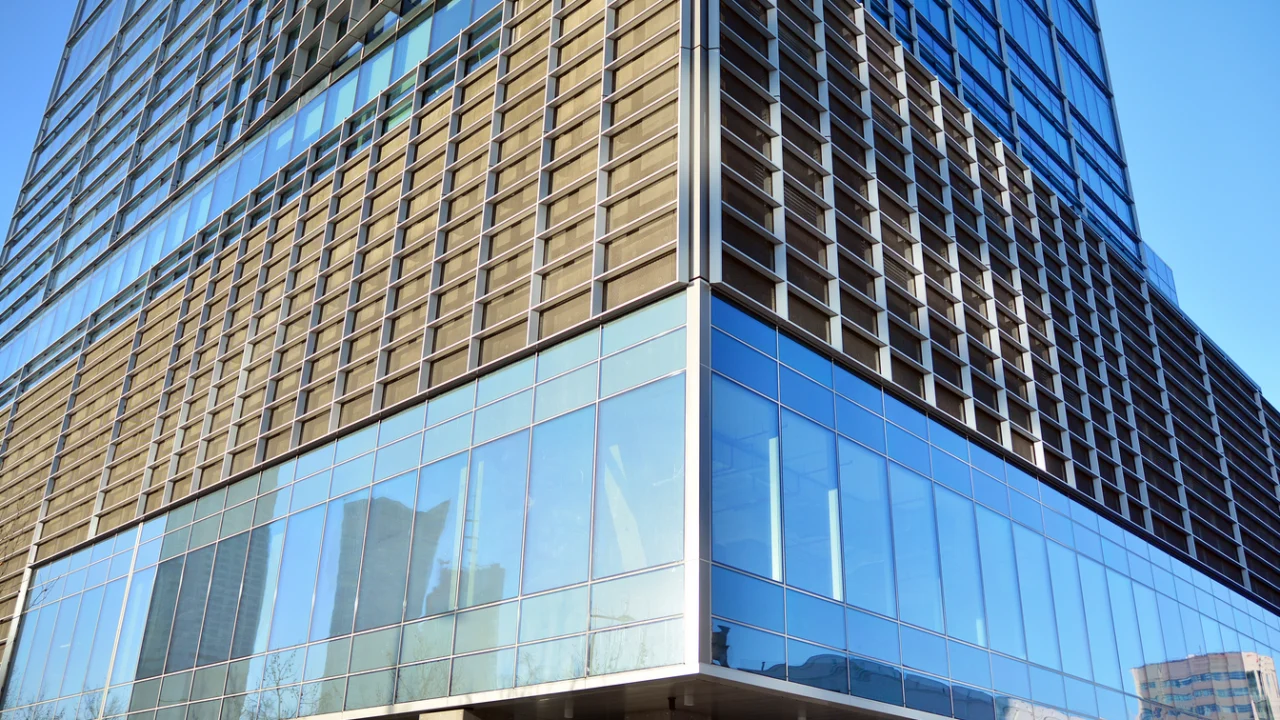 Fachada de vidro de um edifício público moderno em um dia de céu azul