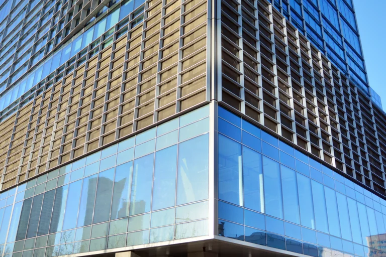 Fachada de vidro de um edifício público moderno em um dia de céu azul