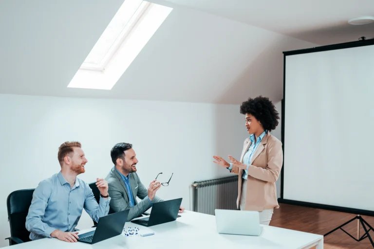 sala de reunião da prefeitura de Mirassol durante um treinamento, com gestores sentados em mesas, projetor mostrando slides sobre saúde mental