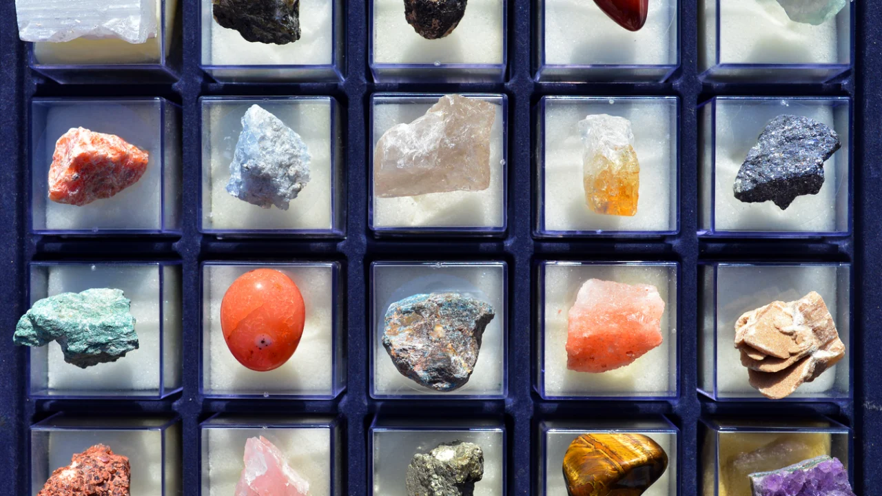 Coleção de minerais e pedras preciosas dispostos em caixas individuais iluminadas