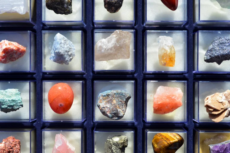 Coleção de minerais e pedras preciosas dispostos em caixas individuais iluminadas