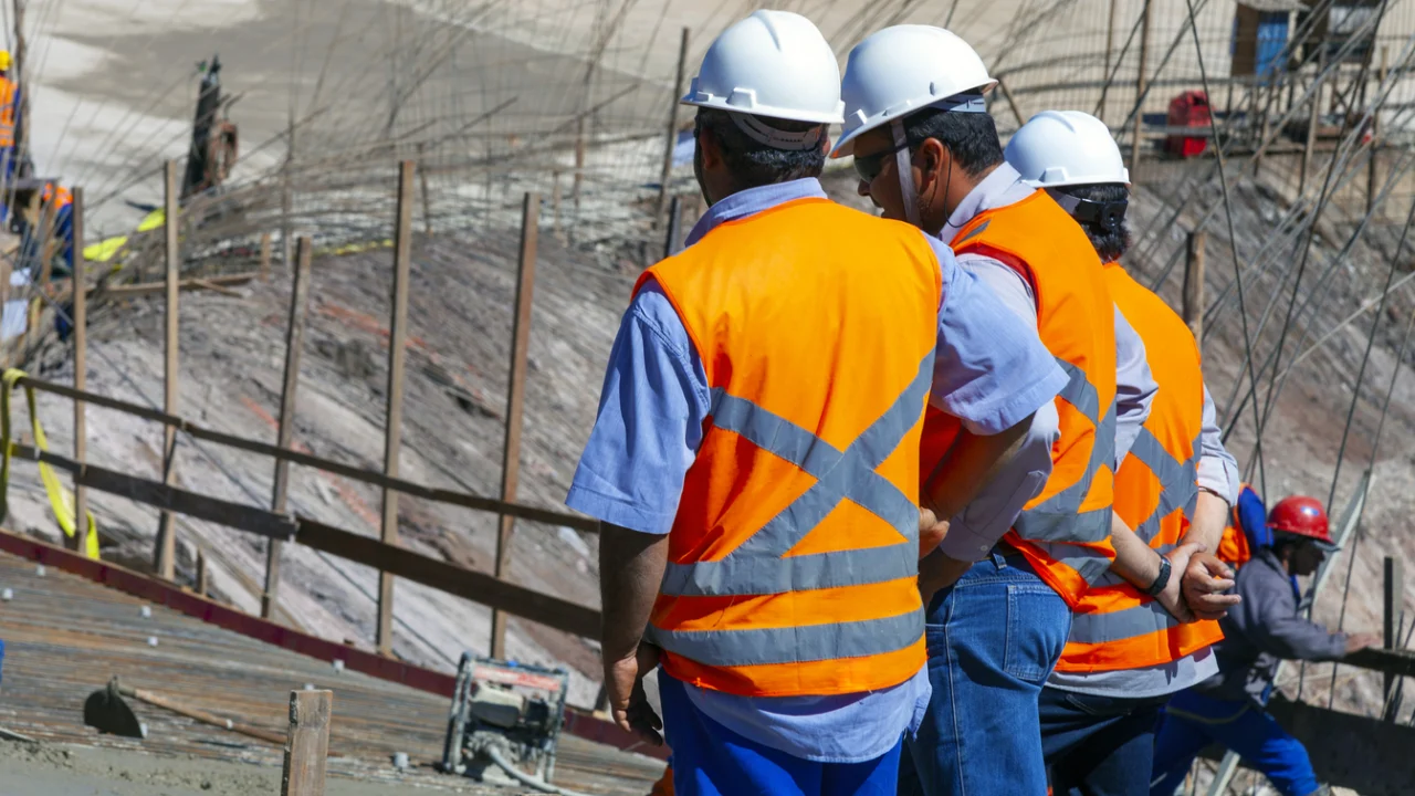 Canteiro de obras com estrutura de concreto em construção sob céu claro