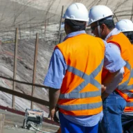 Canteiro de obras com estrutura de concreto em construção sob céu claro