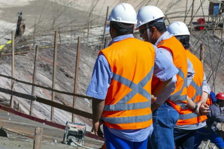 Canteiro de obras com estrutura de concreto em construção sob céu claro