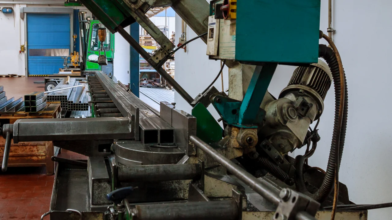 Máquinas e peças de aço em um galpão de indústria metalmecânica em Piracicaba