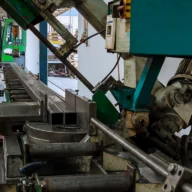Máquinas e peças de aço em um galpão de indústria metalmecânica em Piracicaba