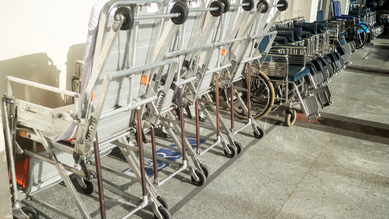 Fileiras de cadeiras de rodas e macas em um centro de equipamentos hospitalares