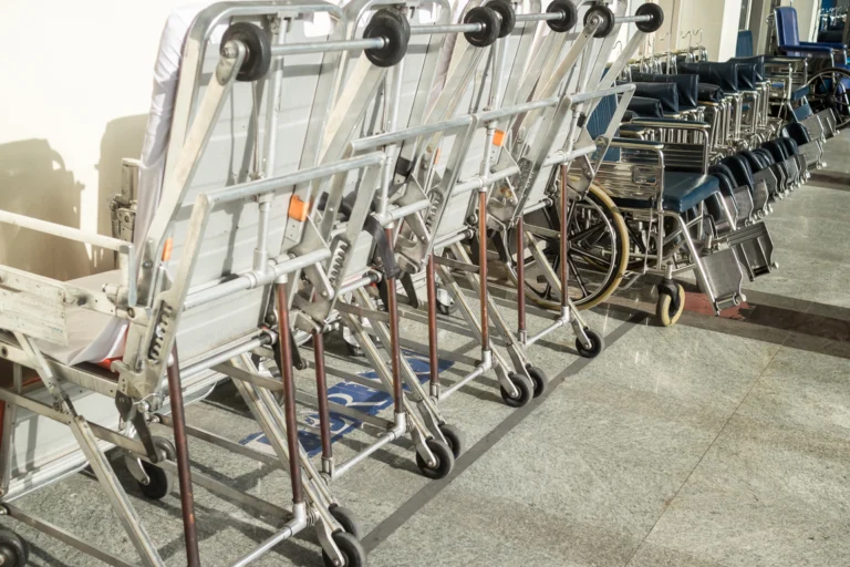 Fileiras de cadeiras de rodas e macas em um centro de equipamentos hospitalares