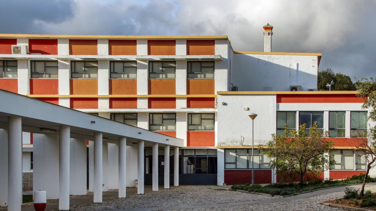 Fachada de escola pública em manhã nublada