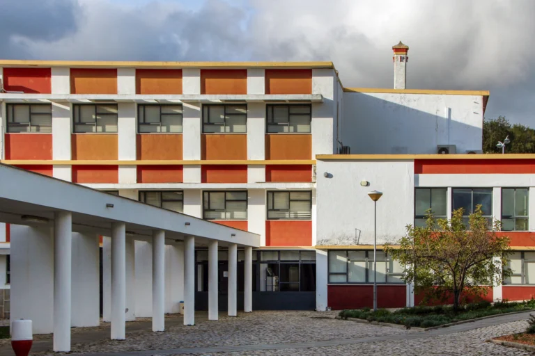Fachada de escola pública em manhã nublada