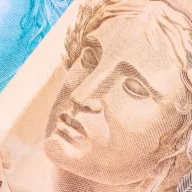 Cédulas de real brasileiro em close, com detalhes da estampa e do papel-moeda