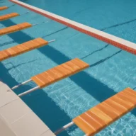 Piscina de competição com raias azuis e blocos de partida, arquibancada desocupada ao fundo