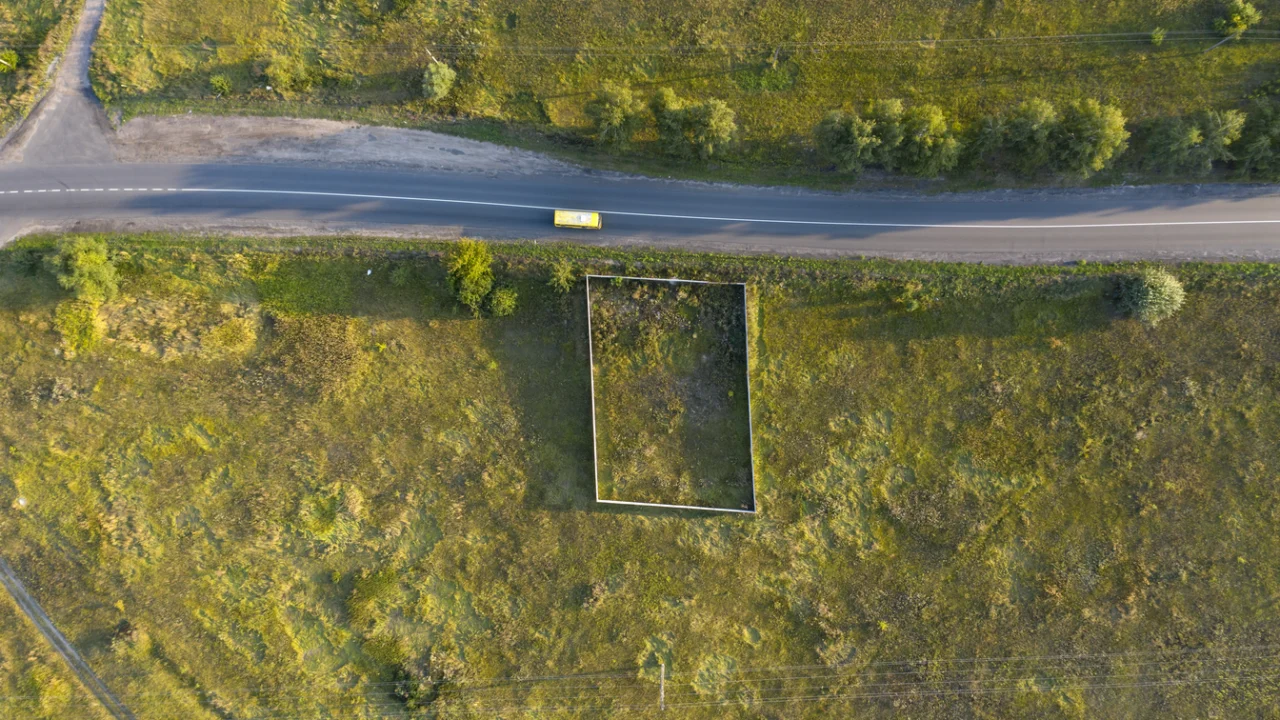 Vista aérea de rodovia pavimentada em área rural no interior paulista, com faixas pintadas e vegetação ao redor