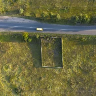 Vista aérea de rodovia pavimentada em área rural no interior paulista, com faixas pintadas e vegetação ao redor