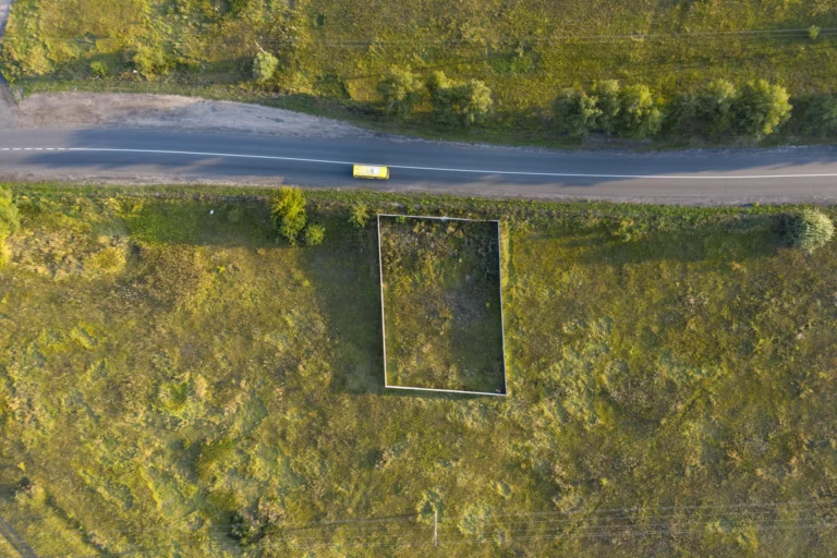 Vista aérea de rodovia pavimentada em área rural no interior paulista, com faixas pintadas e vegetação ao redor