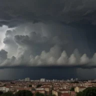 Nuvens carregadas de tempestade se formando sobre a área urbana de uma cidade do interior paulista no fim da tarde