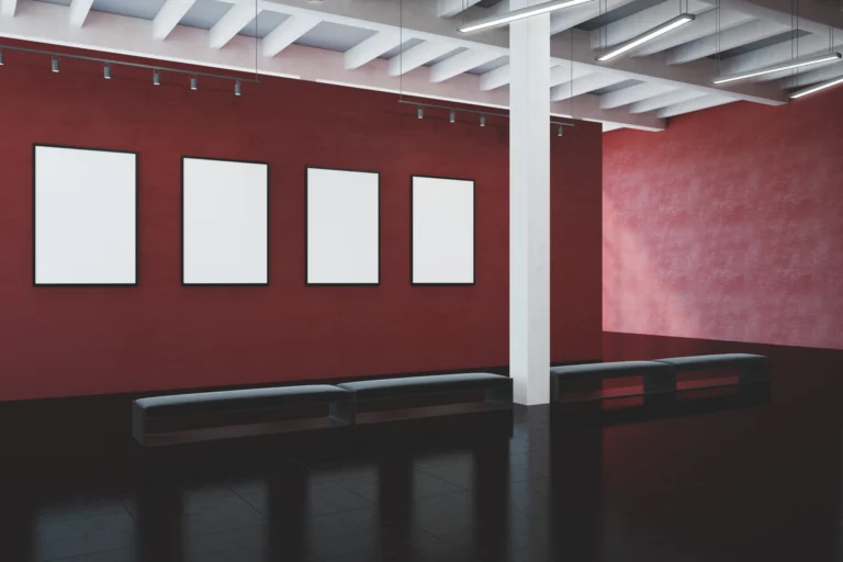 Interior de uma galeria de exposição com painéis pendurados nas paredes sob iluminação de museu