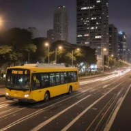 Ônibus e cones de obra em uma avenida urbana sob céu nublado.