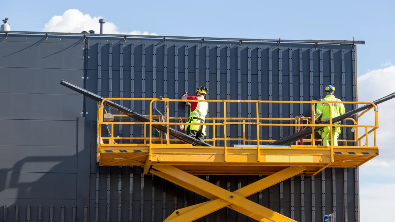 Plataforma elevatória de trabalho em altura em pátio industrial