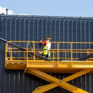 Plataforma elevatória de trabalho em altura em pátio industrial