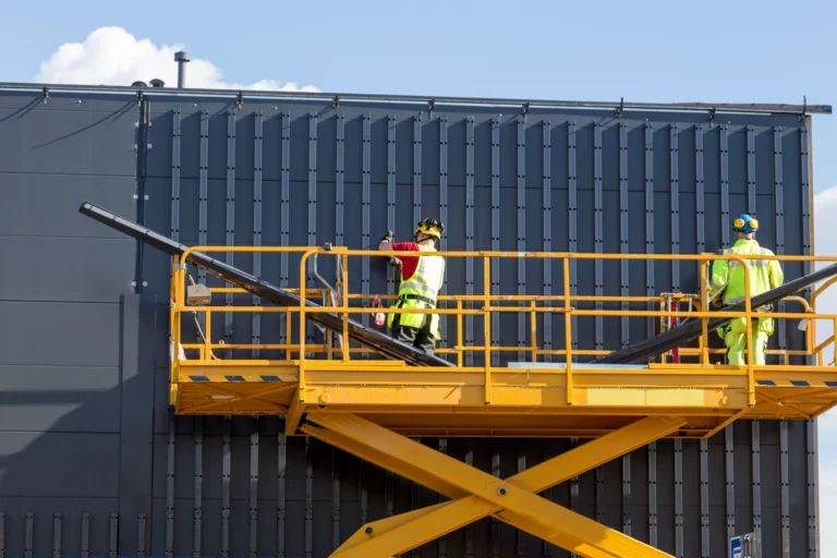 Plataforma elevatória de trabalho em altura em pátio industrial