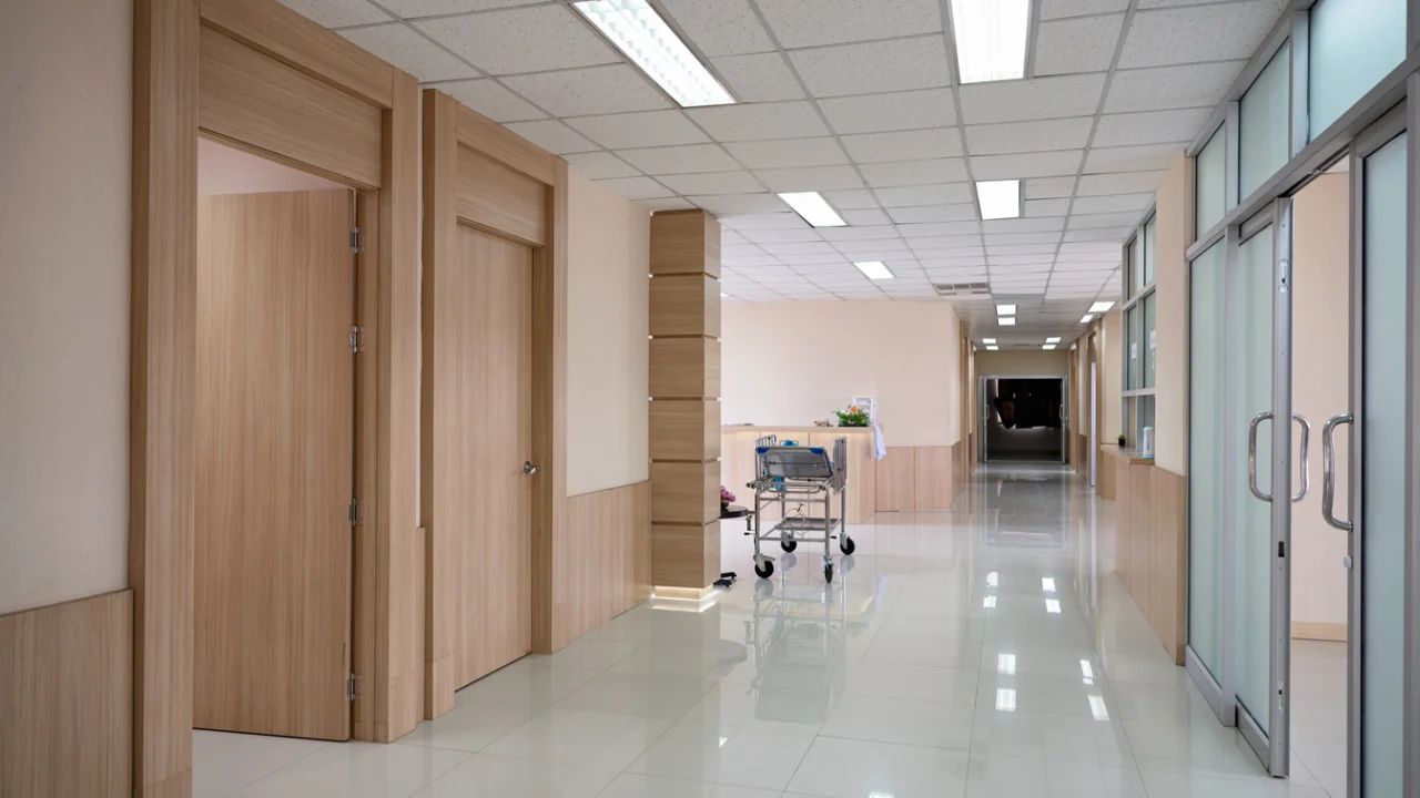 Corredor de hospital moderno, bem iluminado e vazio