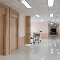 Corredor de hospital moderno, bem iluminado e vazio