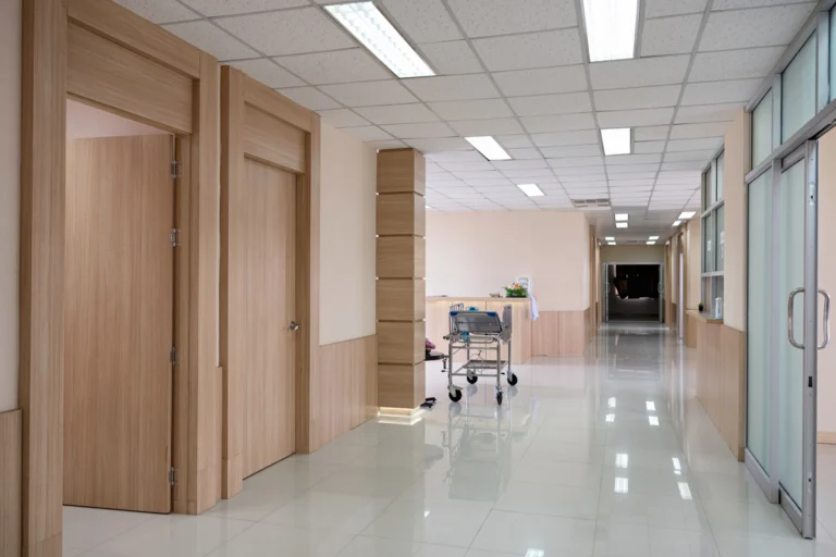 Corredor de hospital moderno, bem iluminado e vazio