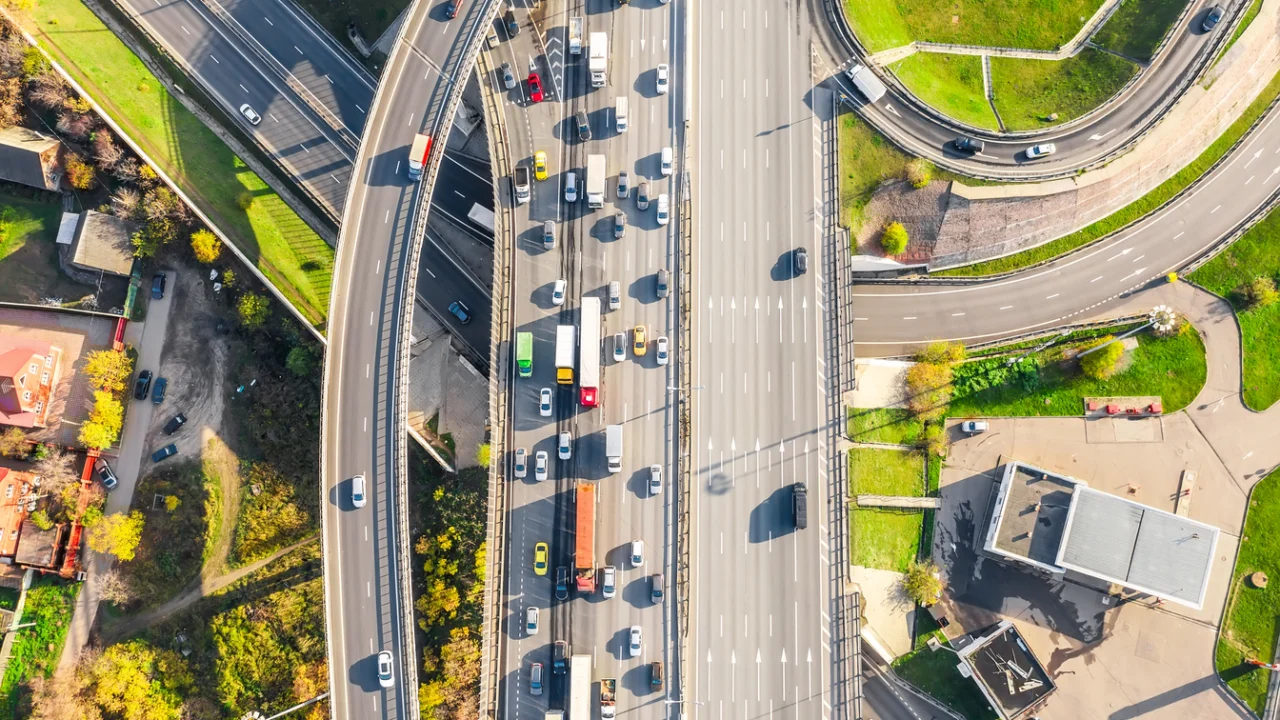 Vista aérea de um cruzamento de rodovias urbanas com trânsito intenso de carros, ônibus e caminhões em São Paulo