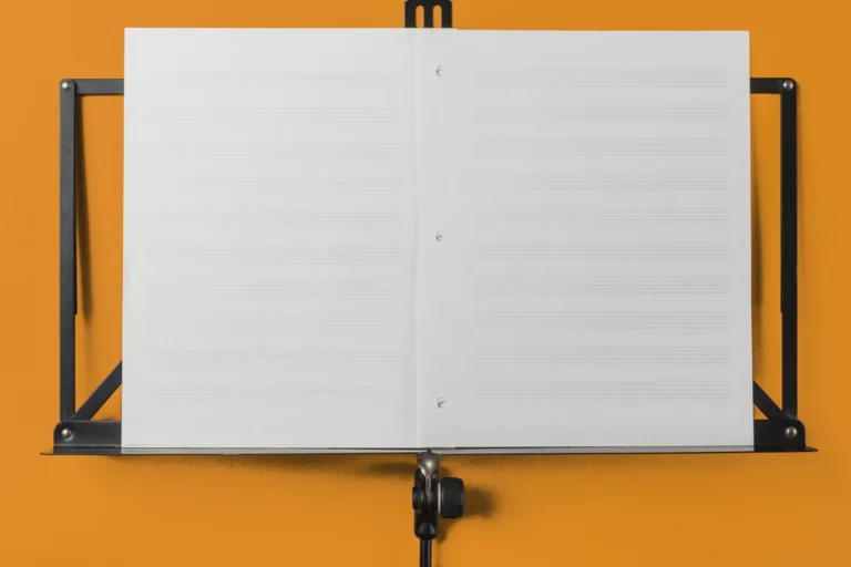 Estante com partitura aberta em papel, usada por coral em ensaio